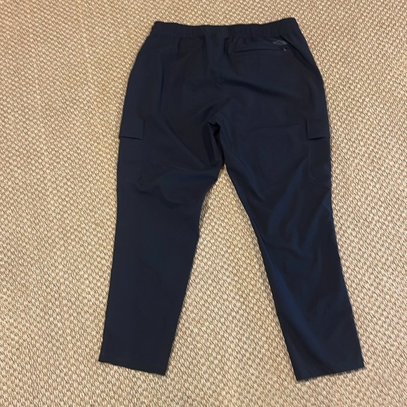 The North Face never stop wearing cargo pants in black. - Picture 2 of 2